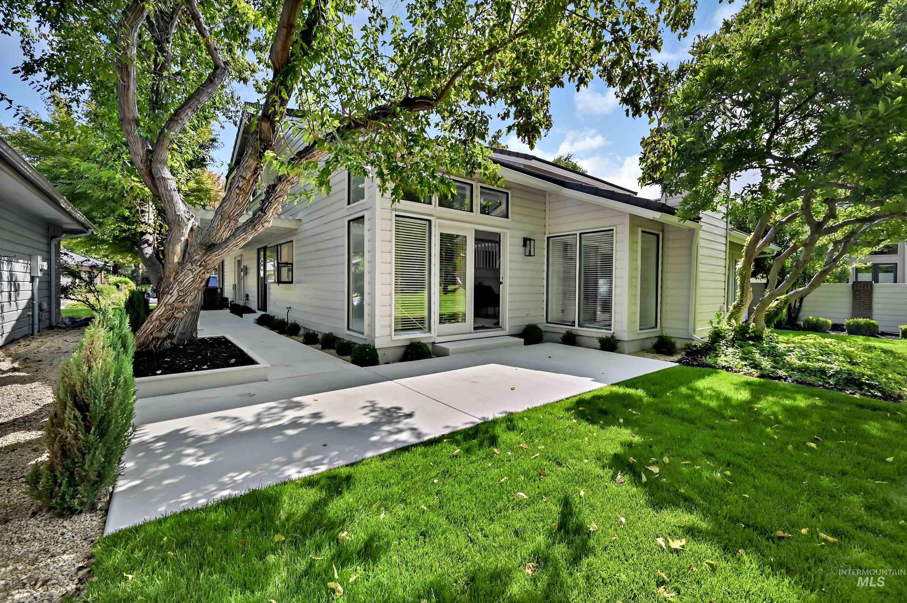 2090 S Springbrook Ln Property Photo 3