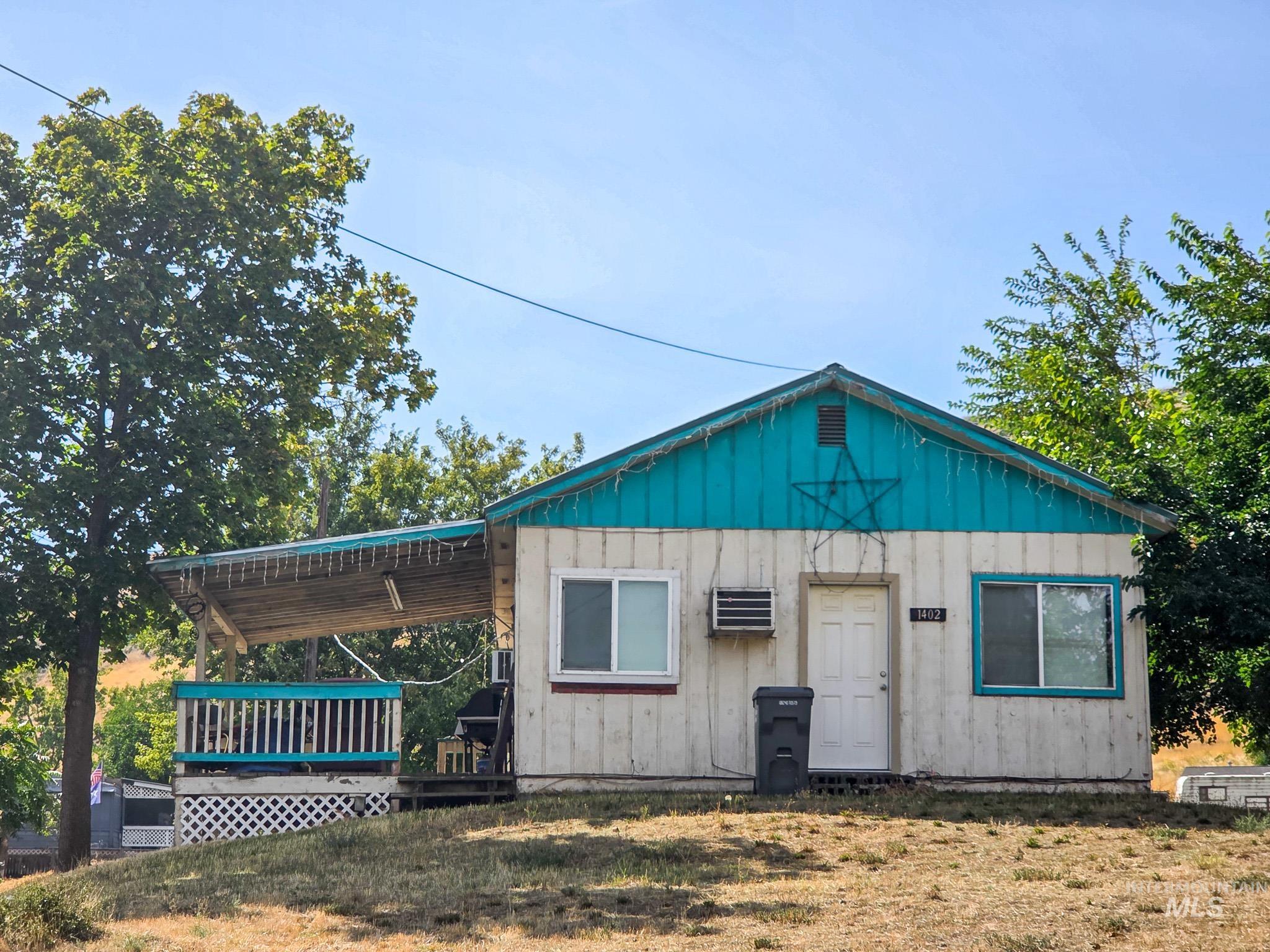 1402 4th St Property Photo 1
