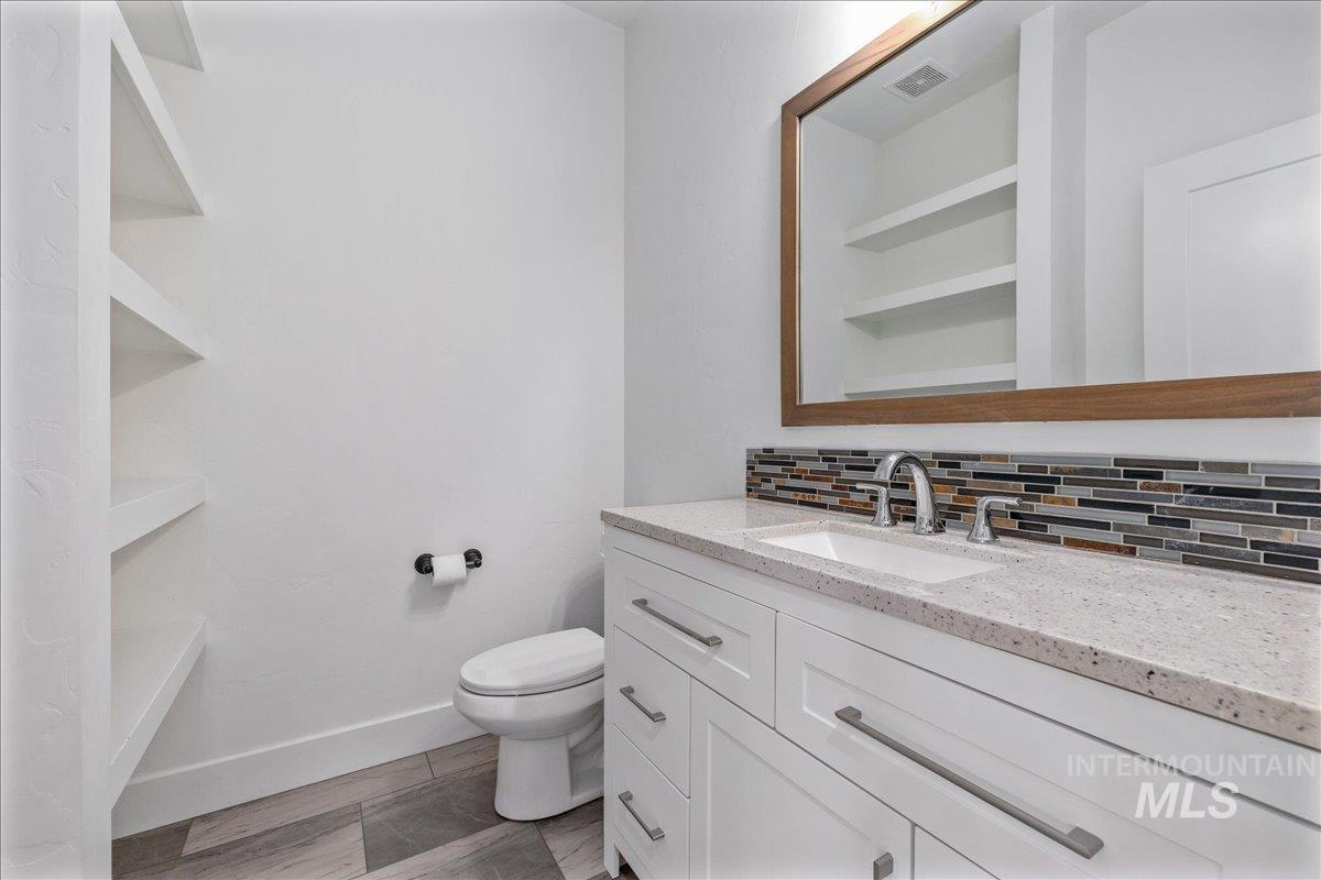 5915 N Vicenza Ave Property Photo 5