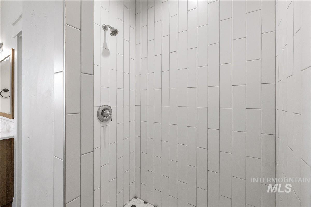 5915 N Vicenza Ave Property Photo 20