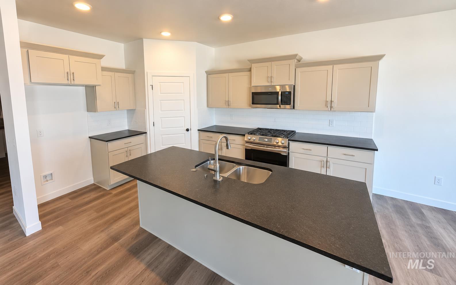 3111 Orion Ave Property Photo 5