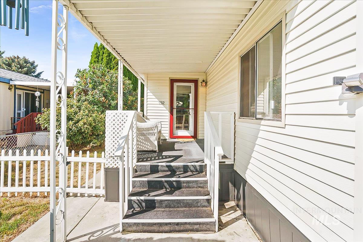 132 N Rainbow Property Photo 2