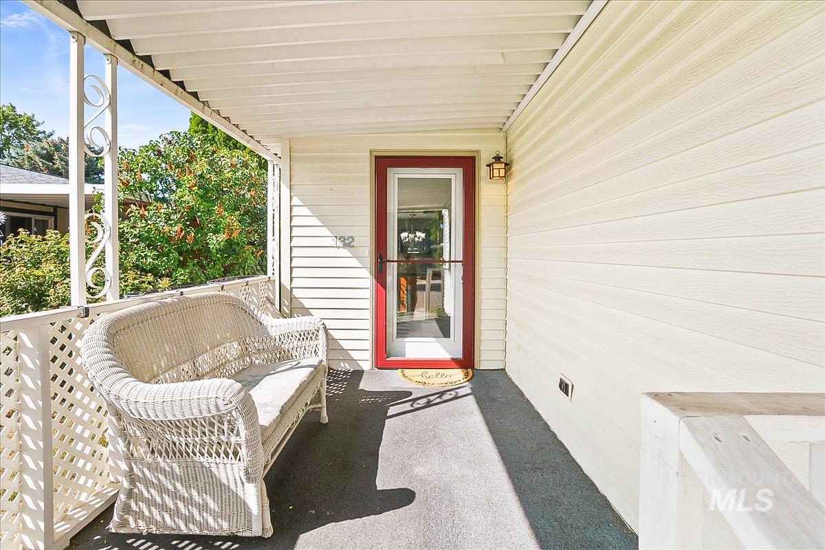 132 N Rainbow Property Photo 3