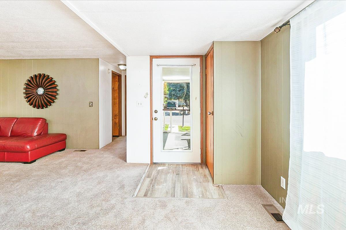 132 N Rainbow Property Photo 4