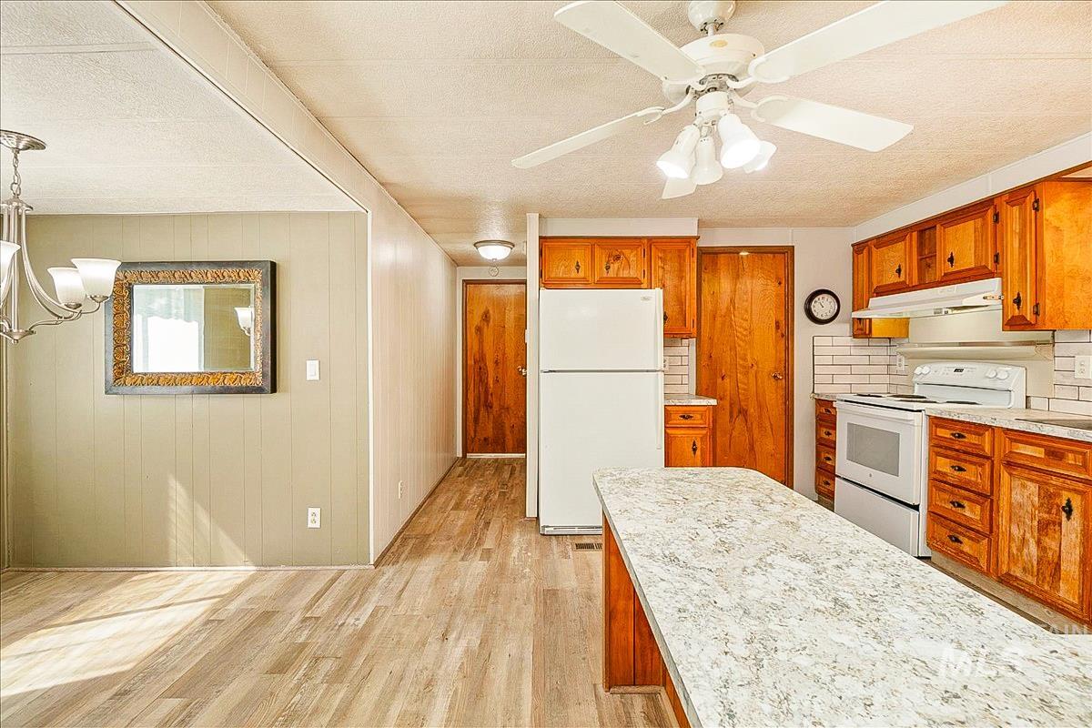 132 N Rainbow Property Photo 8