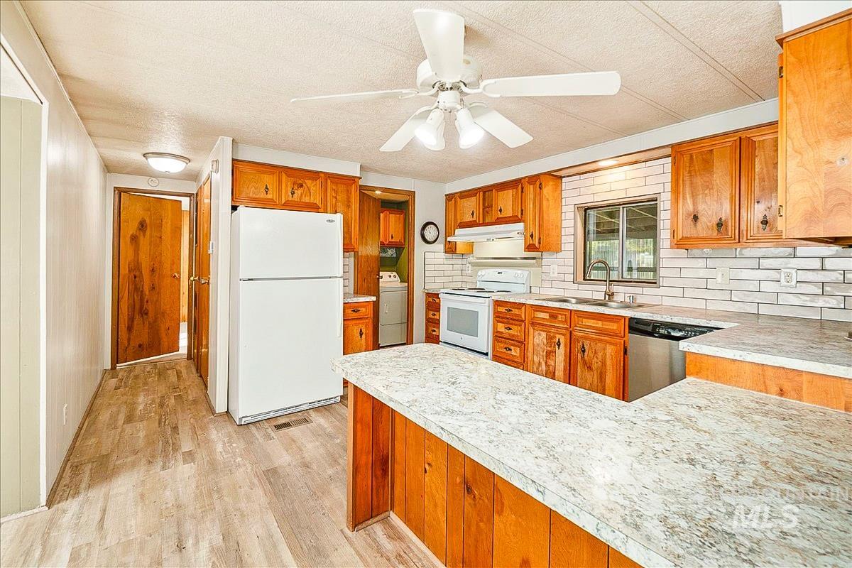 132 N Rainbow Property Photo 9