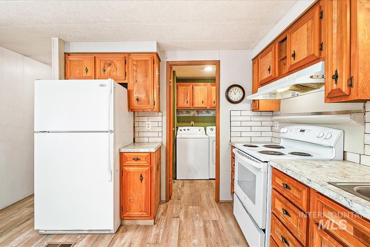 132 N Rainbow Property Photo 10