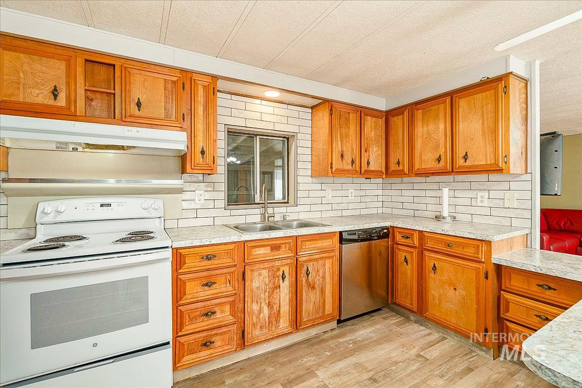 132 N Rainbow Property Photo 11