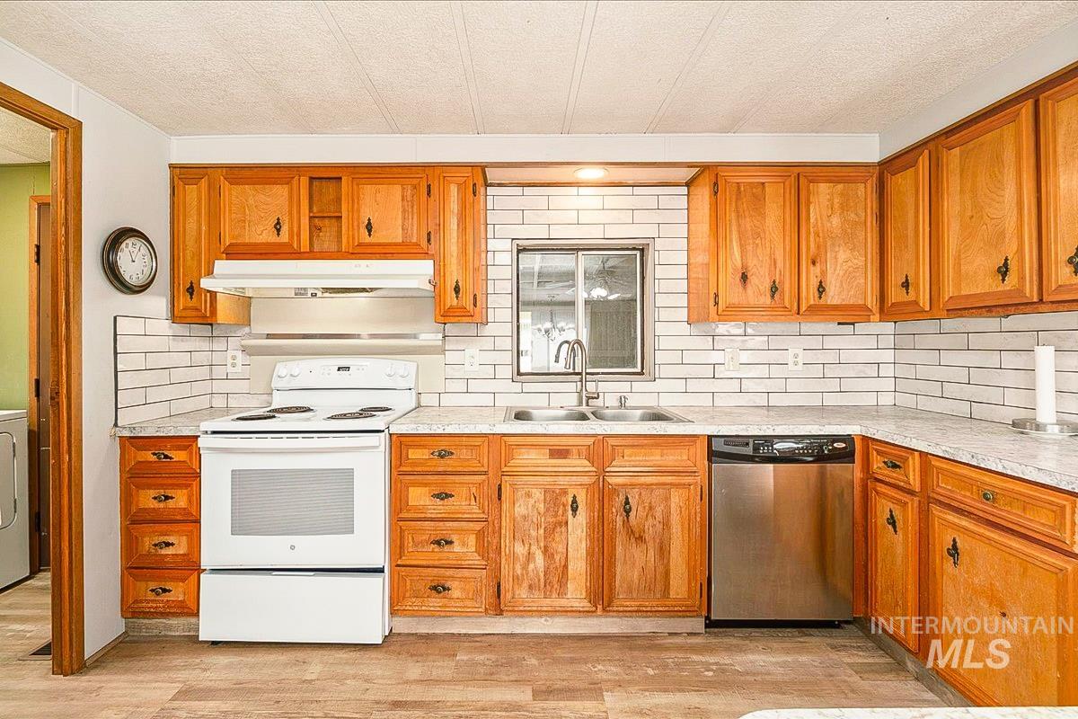 132 N Rainbow Property Photo 12