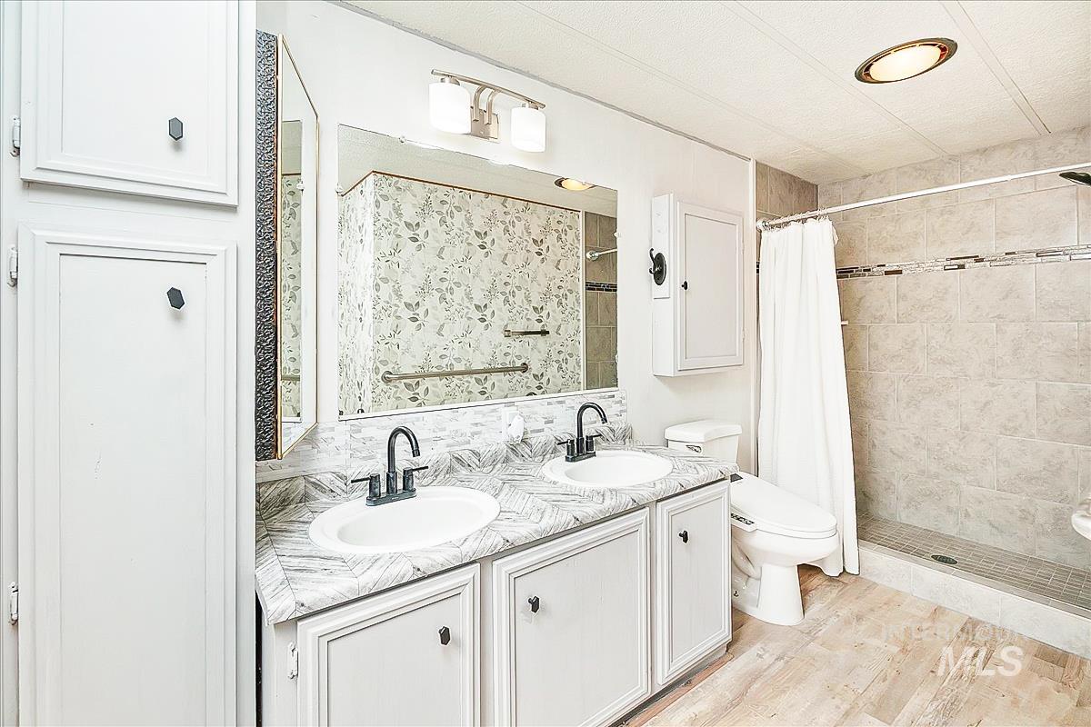 132 N Rainbow Property Photo 18