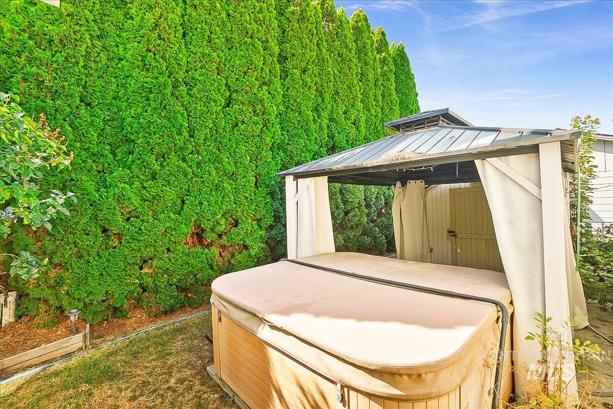 132 N Rainbow Property Photo 24