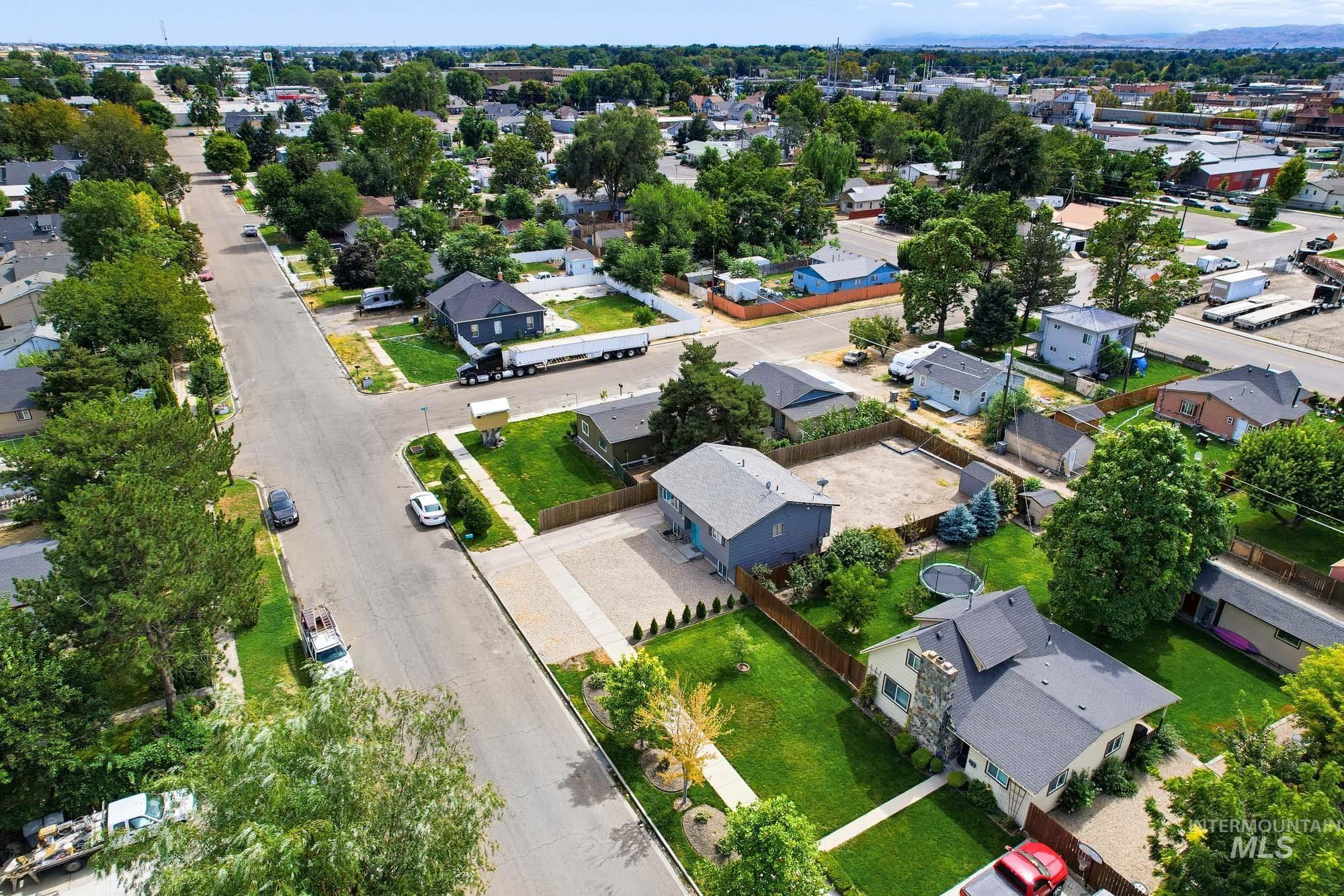 518 E Denver Property Photo 8