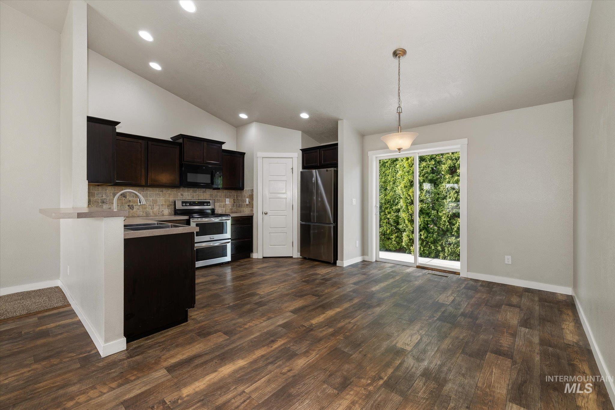 880 Yaquina Bay Property Photo 7