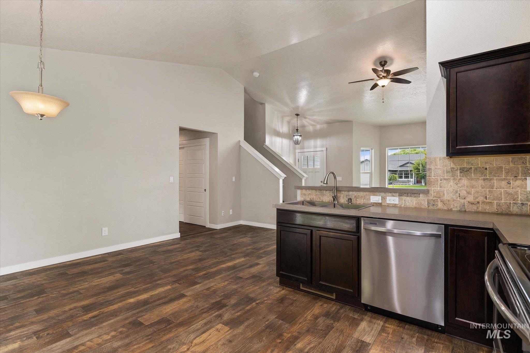 880 Yaquina Bay Property Photo 8