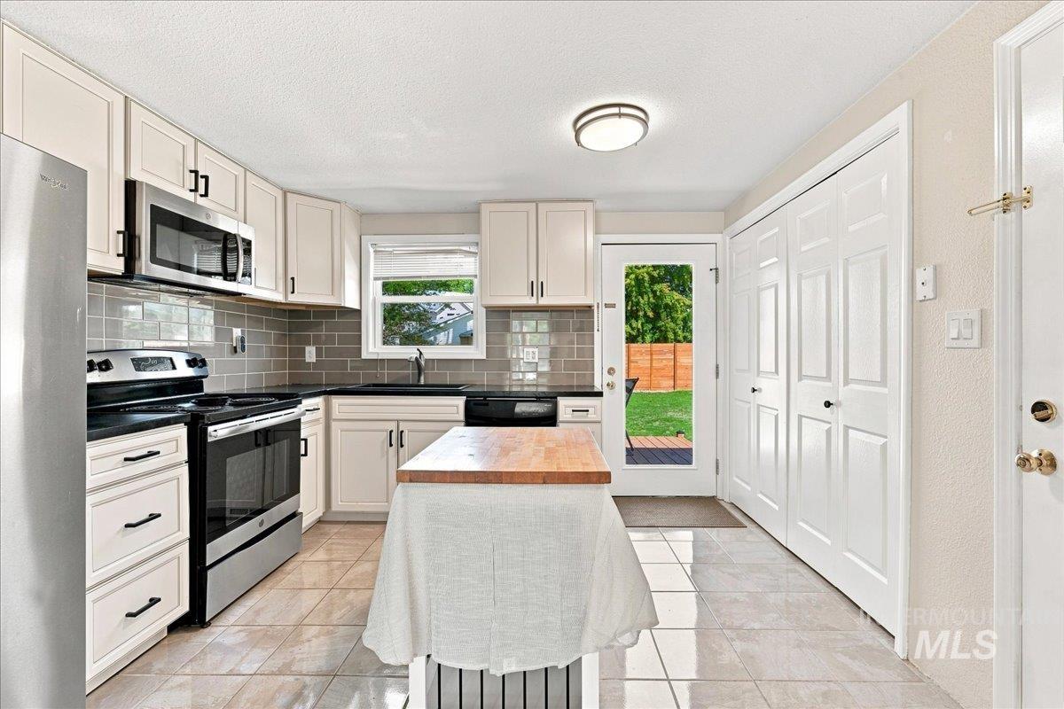 4768 W Kendall St Property Photo 11