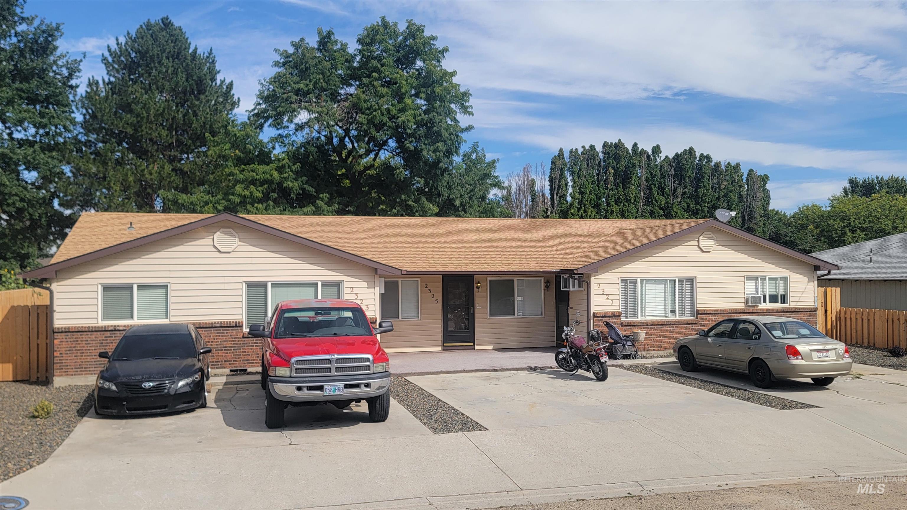 2323 Hillcrest Property Photo 1