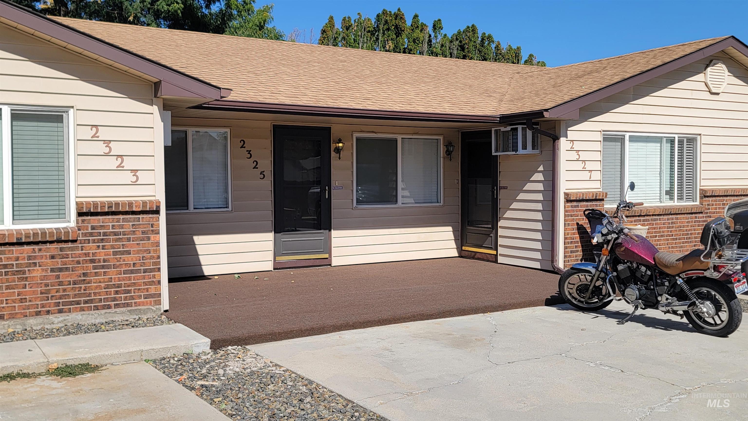 2323 Hillcrest Property Photo 1