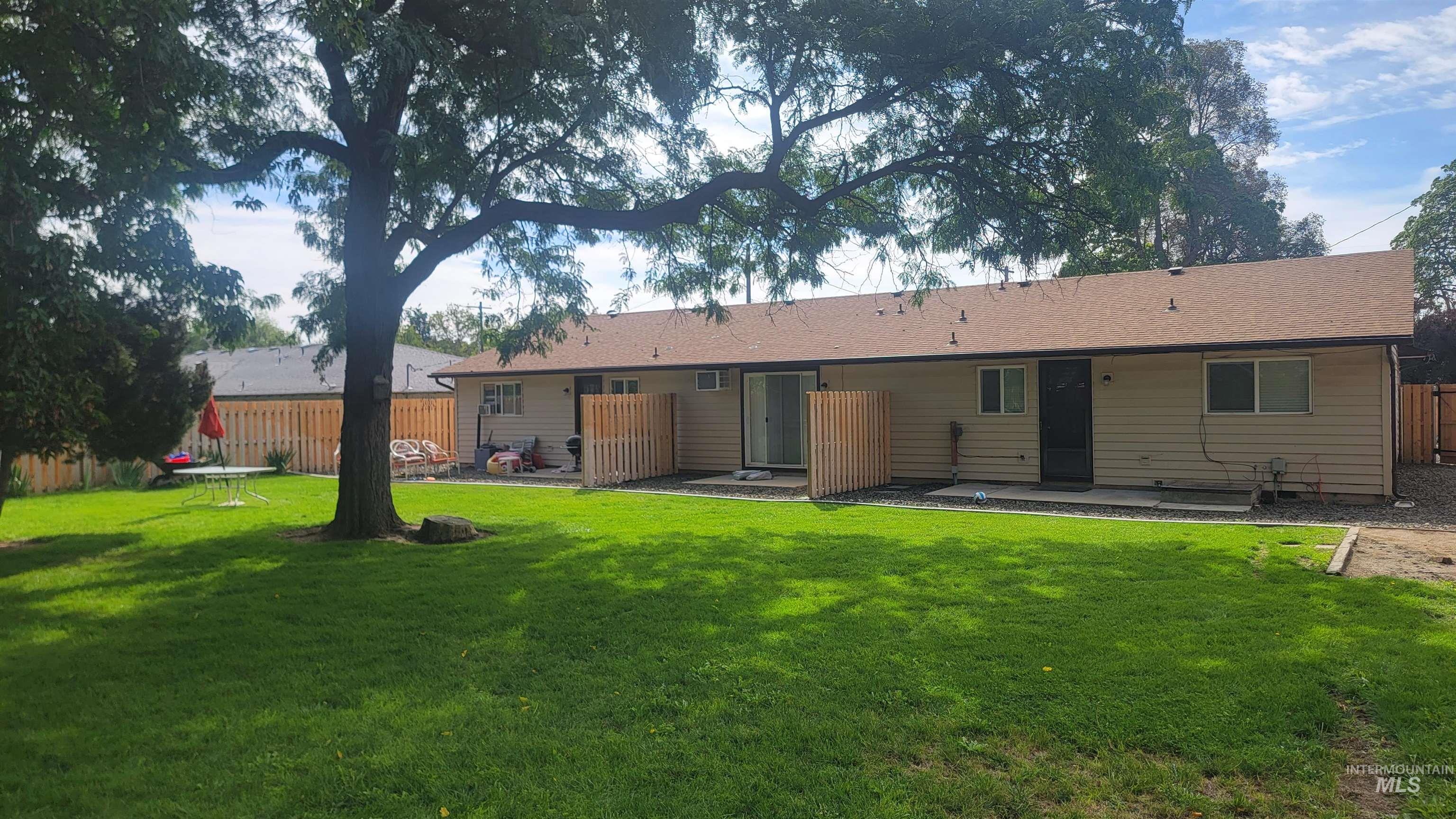 2323 Hillcrest Property Photo 3
