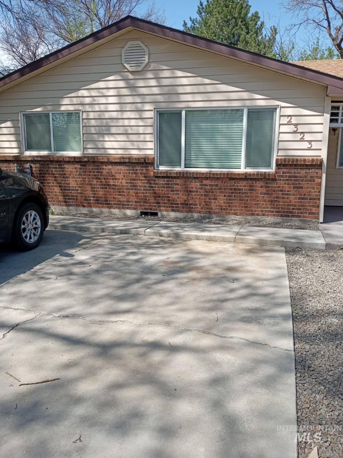 2323 Hillcrest Property Photo 4