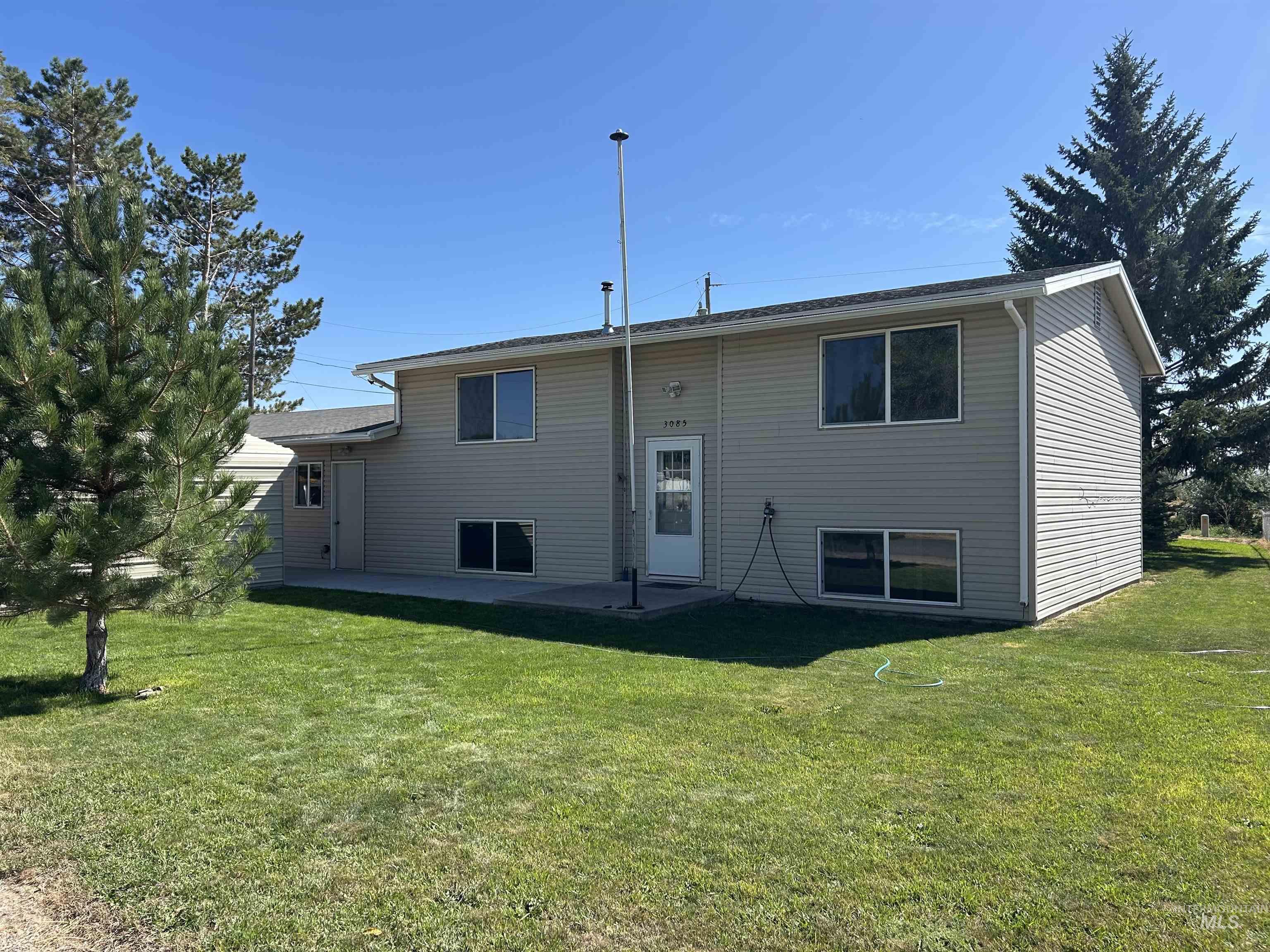 3085 Dickson Ave Property Photo 1