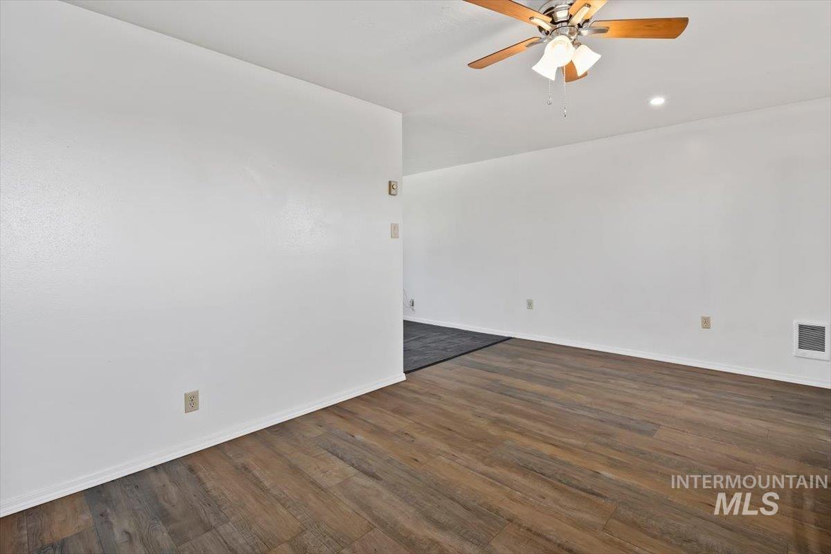 3085 Dickson Ave Property Photo 9