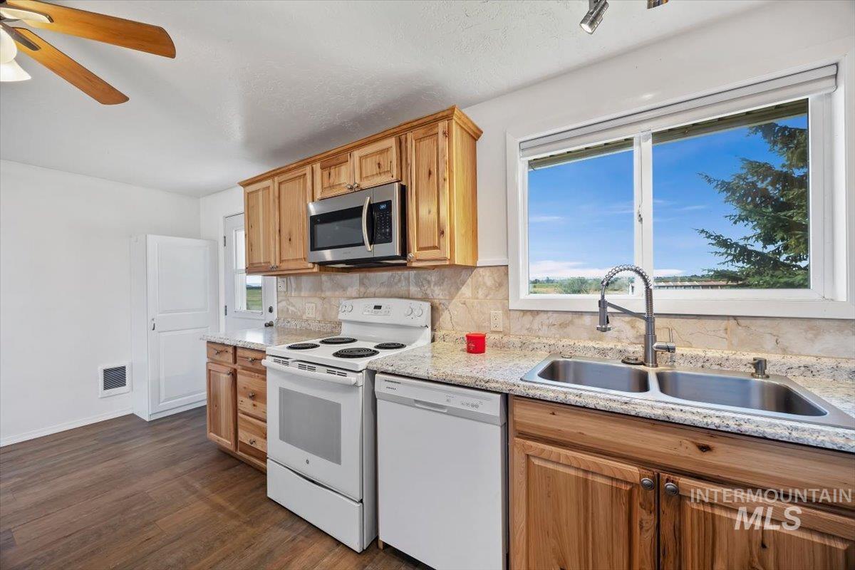 3085 Dickson Ave Property Photo 12