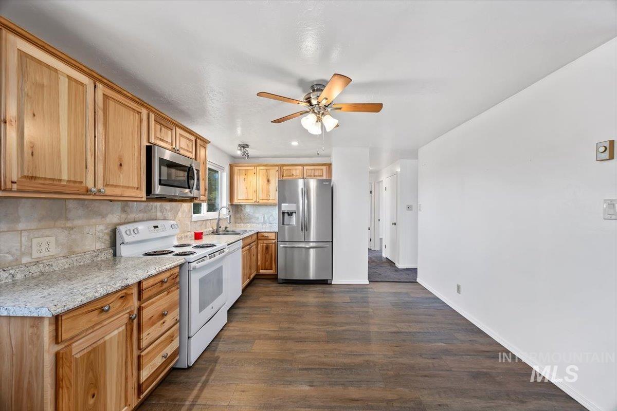 3085 Dickson Ave Property Photo 13