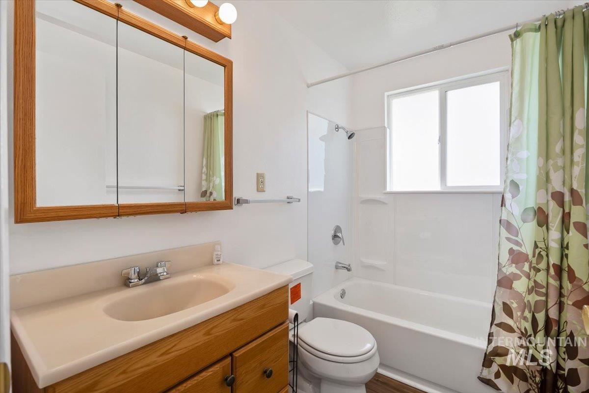 3085 Dickson Ave Property Photo 16