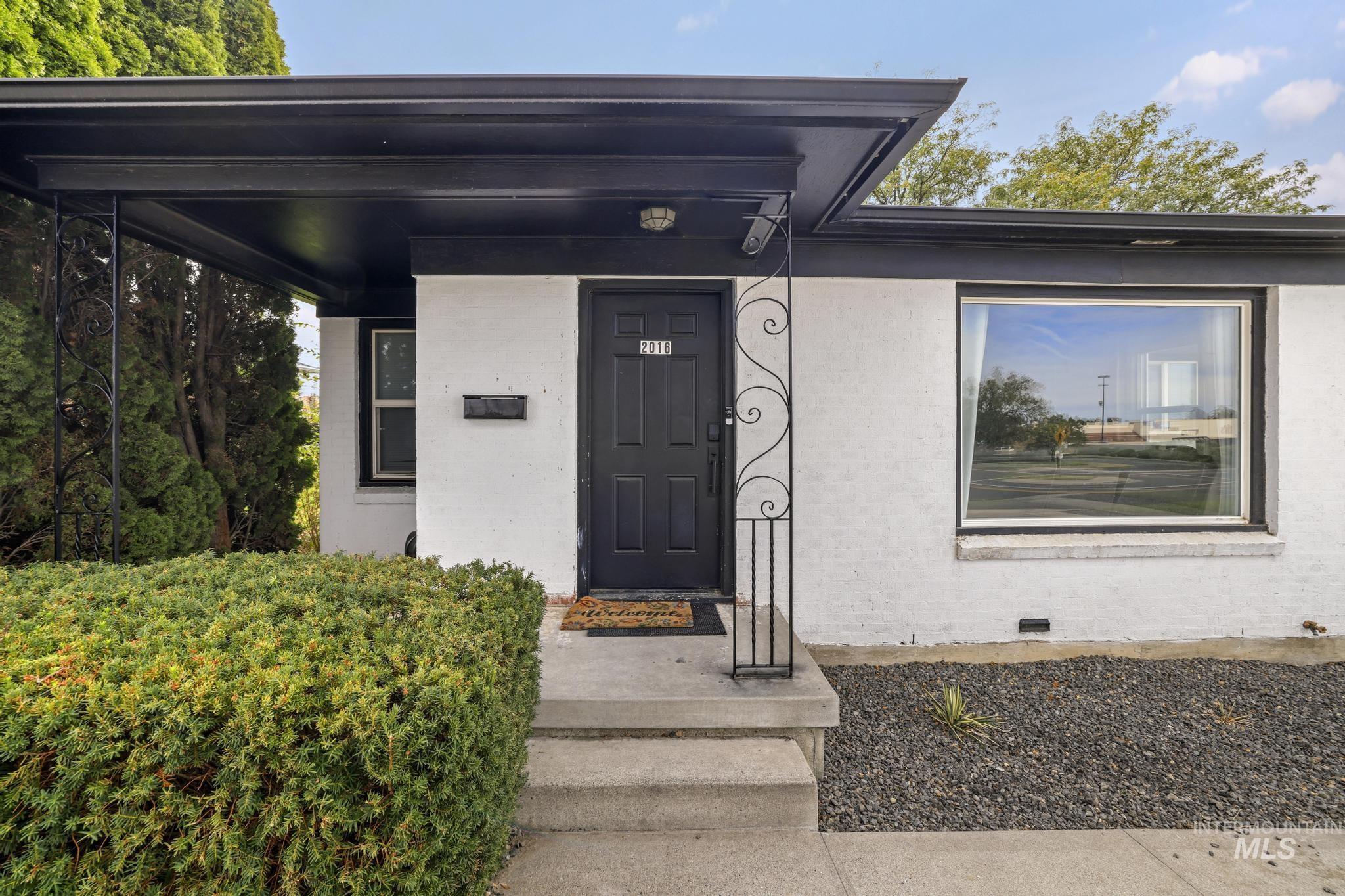 2016 E Addison Ave Property Photo 1