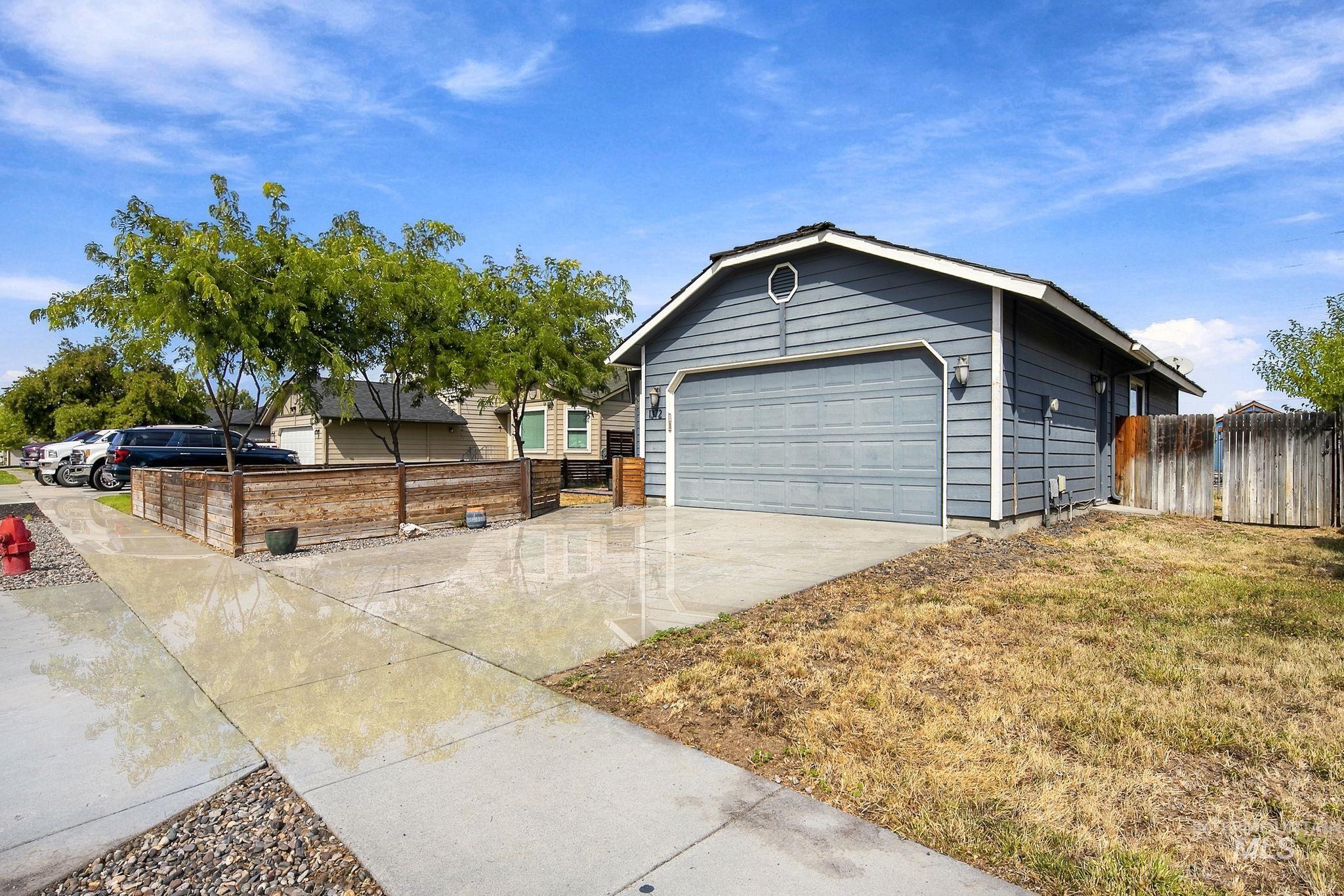 1372 W Crest Wood Dr Property Photo 4