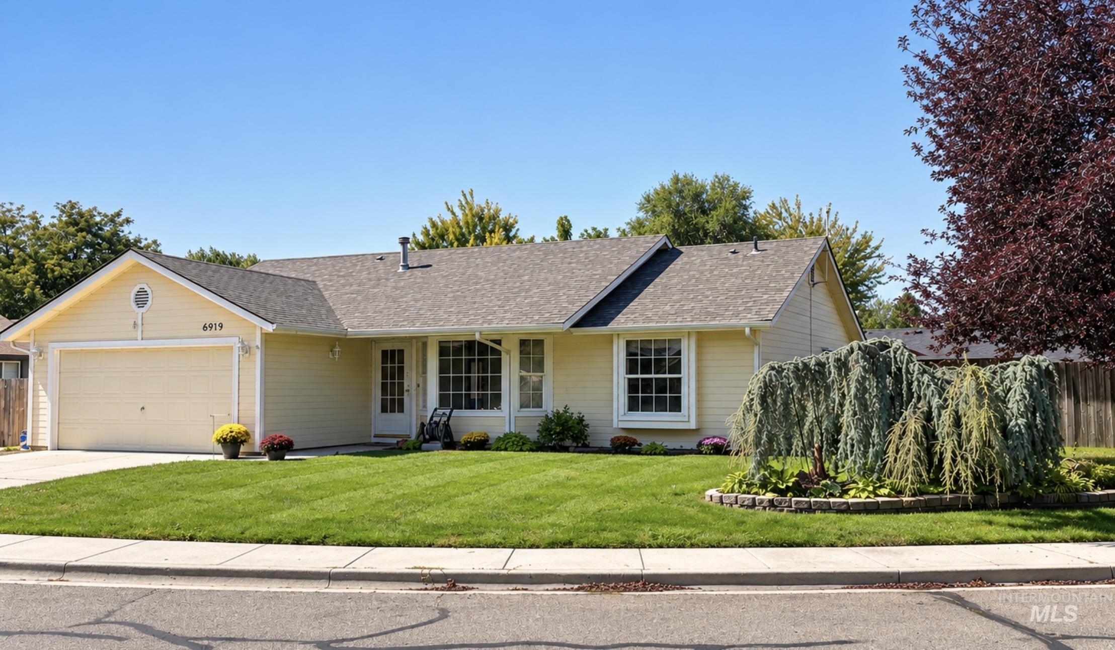 6919 N Glencrest Way Property Photo 1