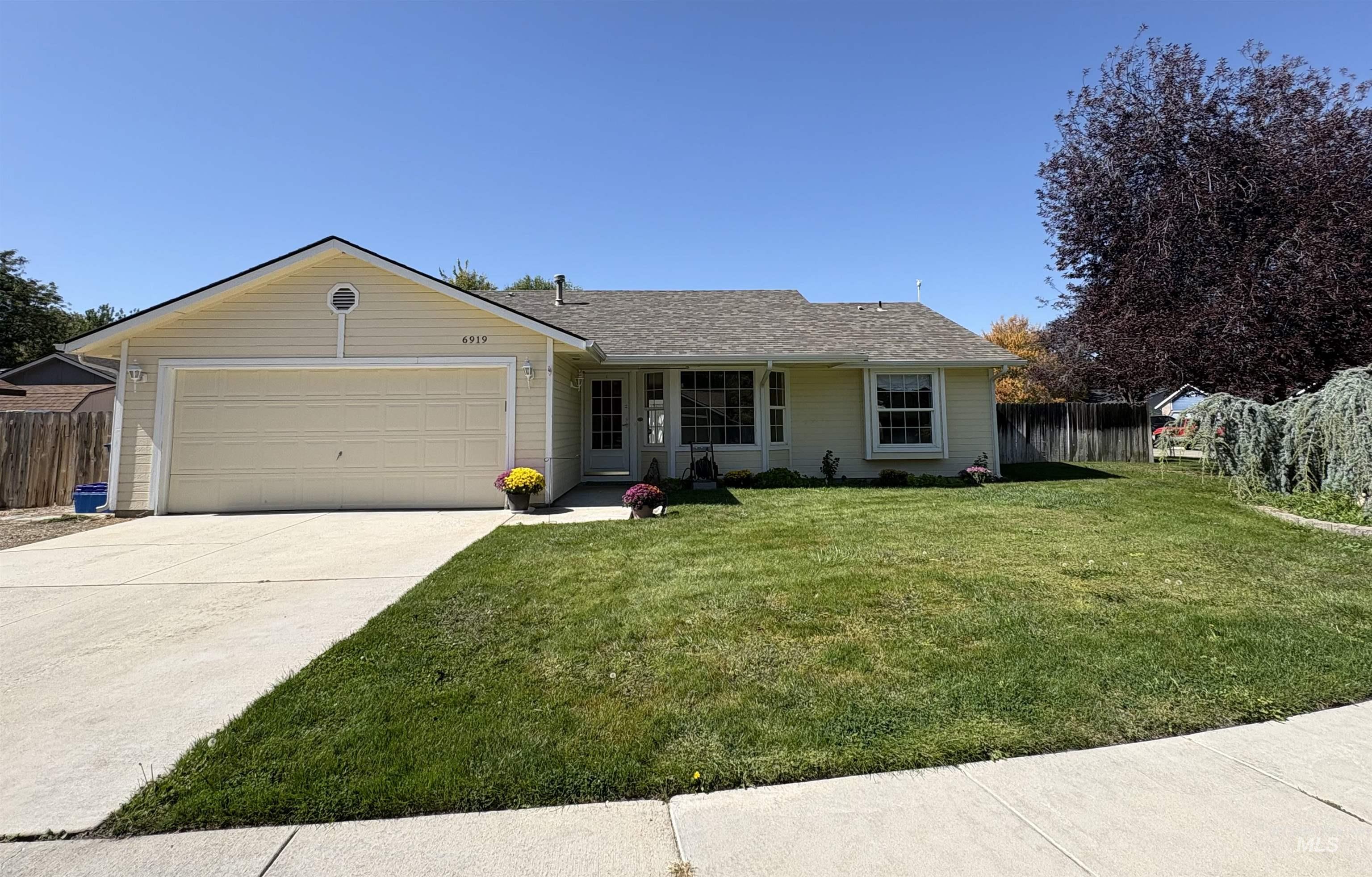 6919 N Glencrest Way Property Photo 2