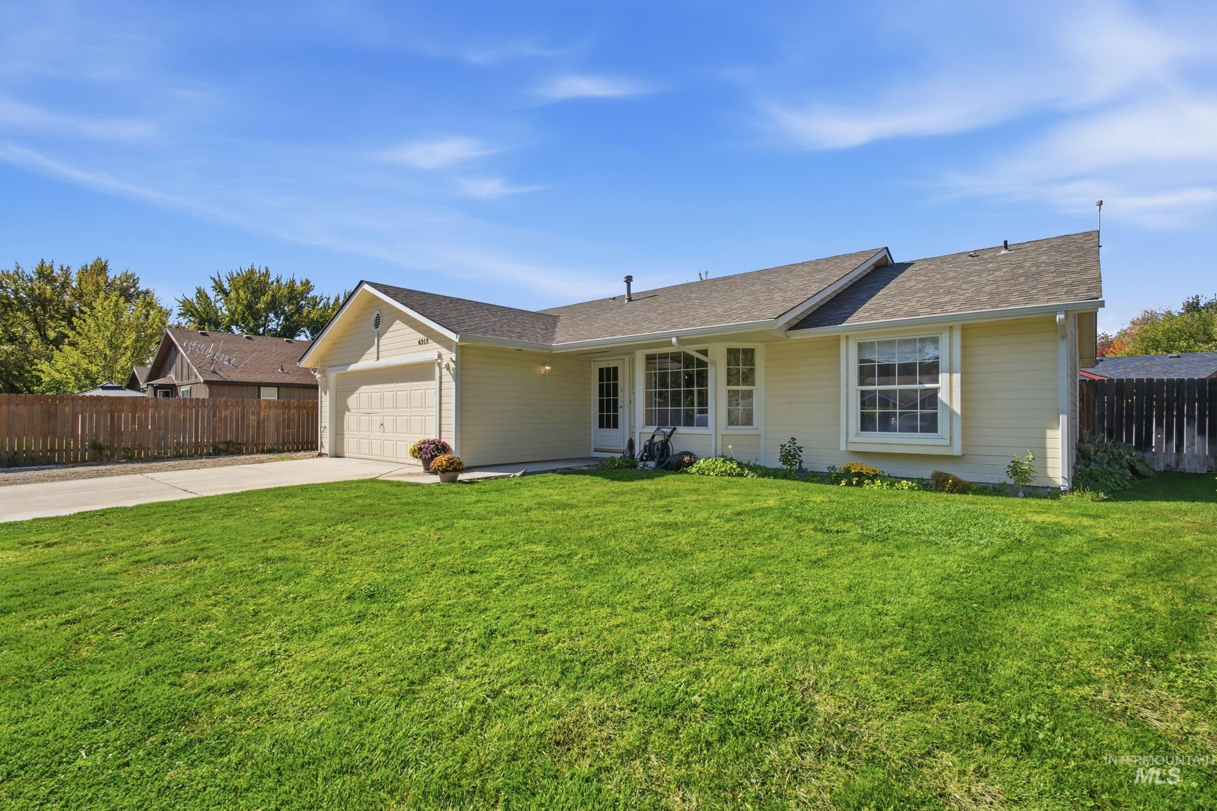 6919 N Glencrest Way Property Photo 2