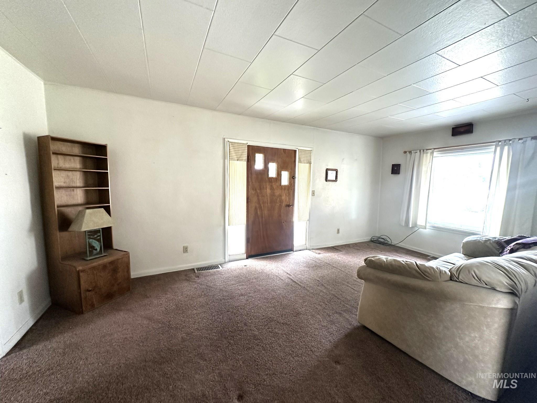 370 Smith St Property Photo 9