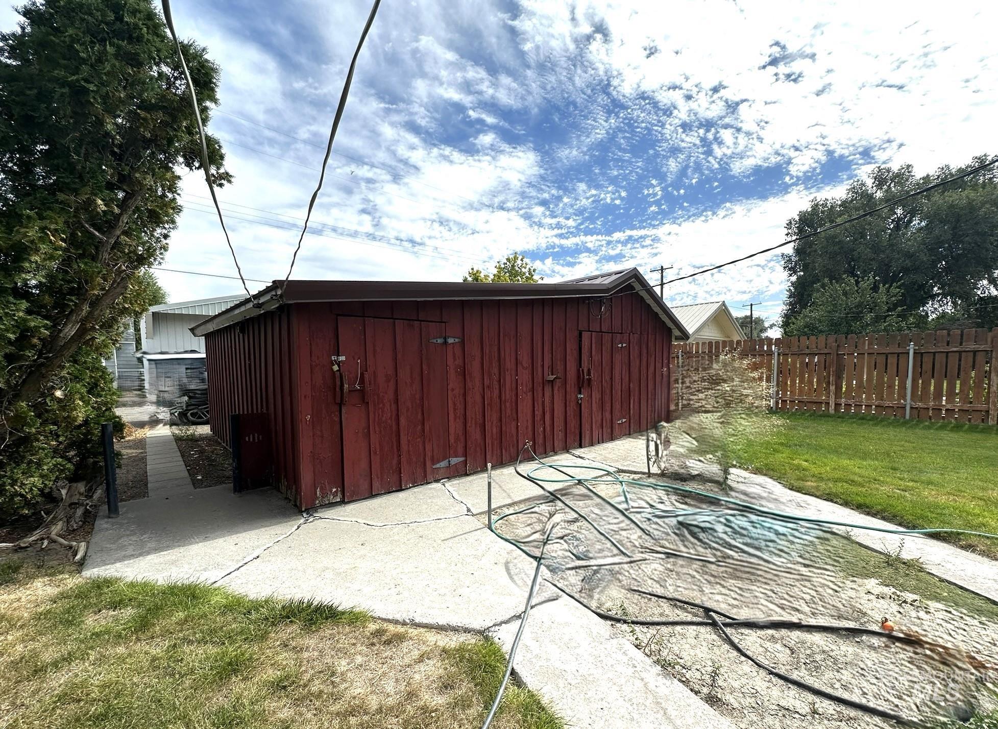 370 Smith St Property Photo 23