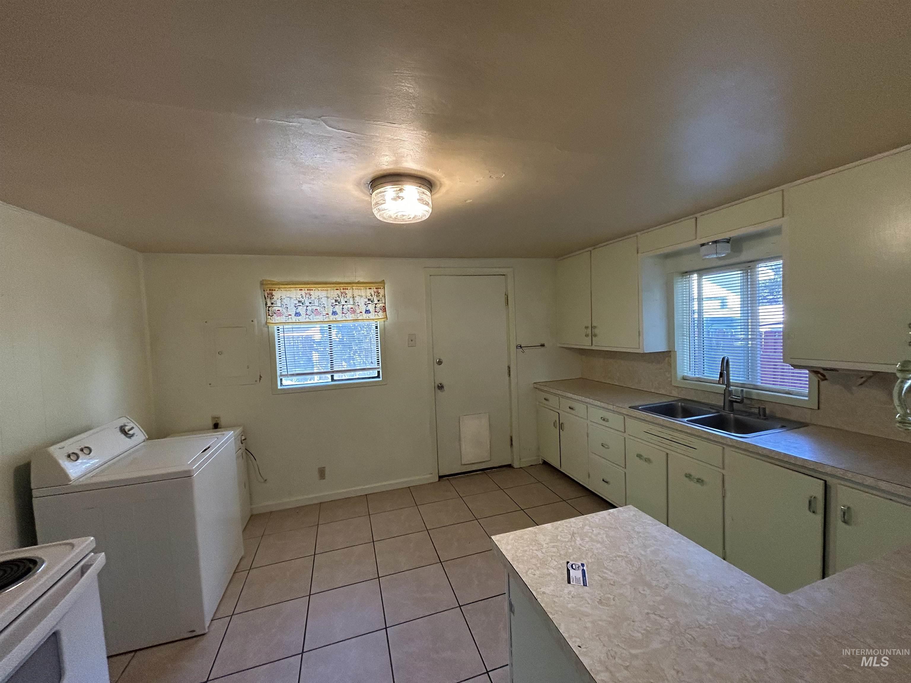 308 2nd Ave E Property Photo 14