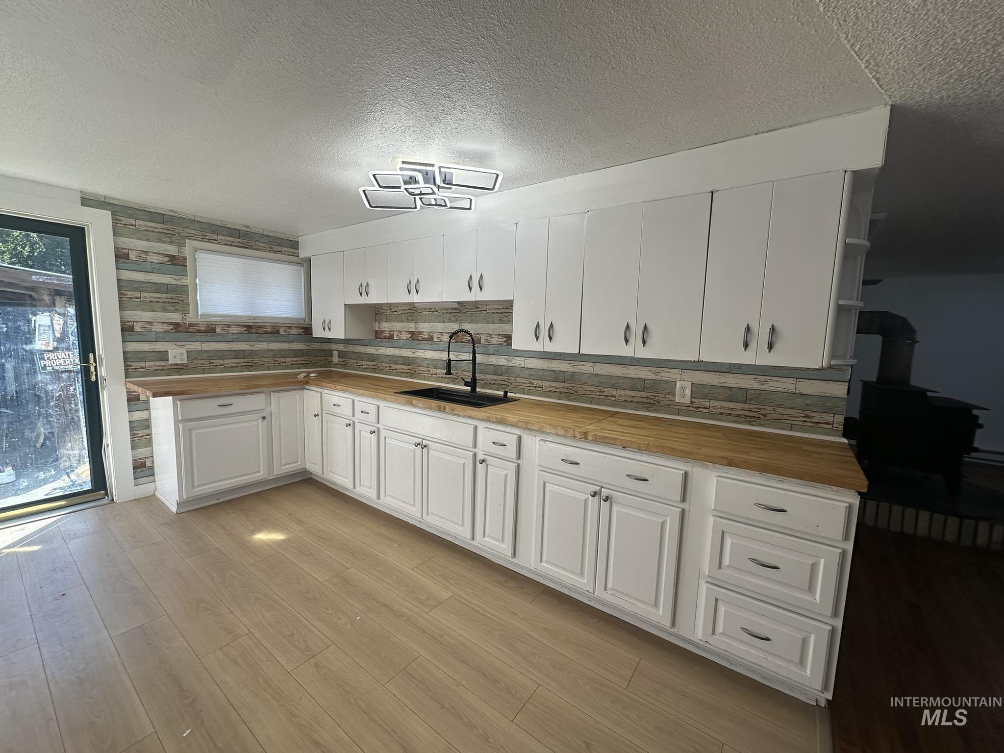 385 Anchor Property Photo 4