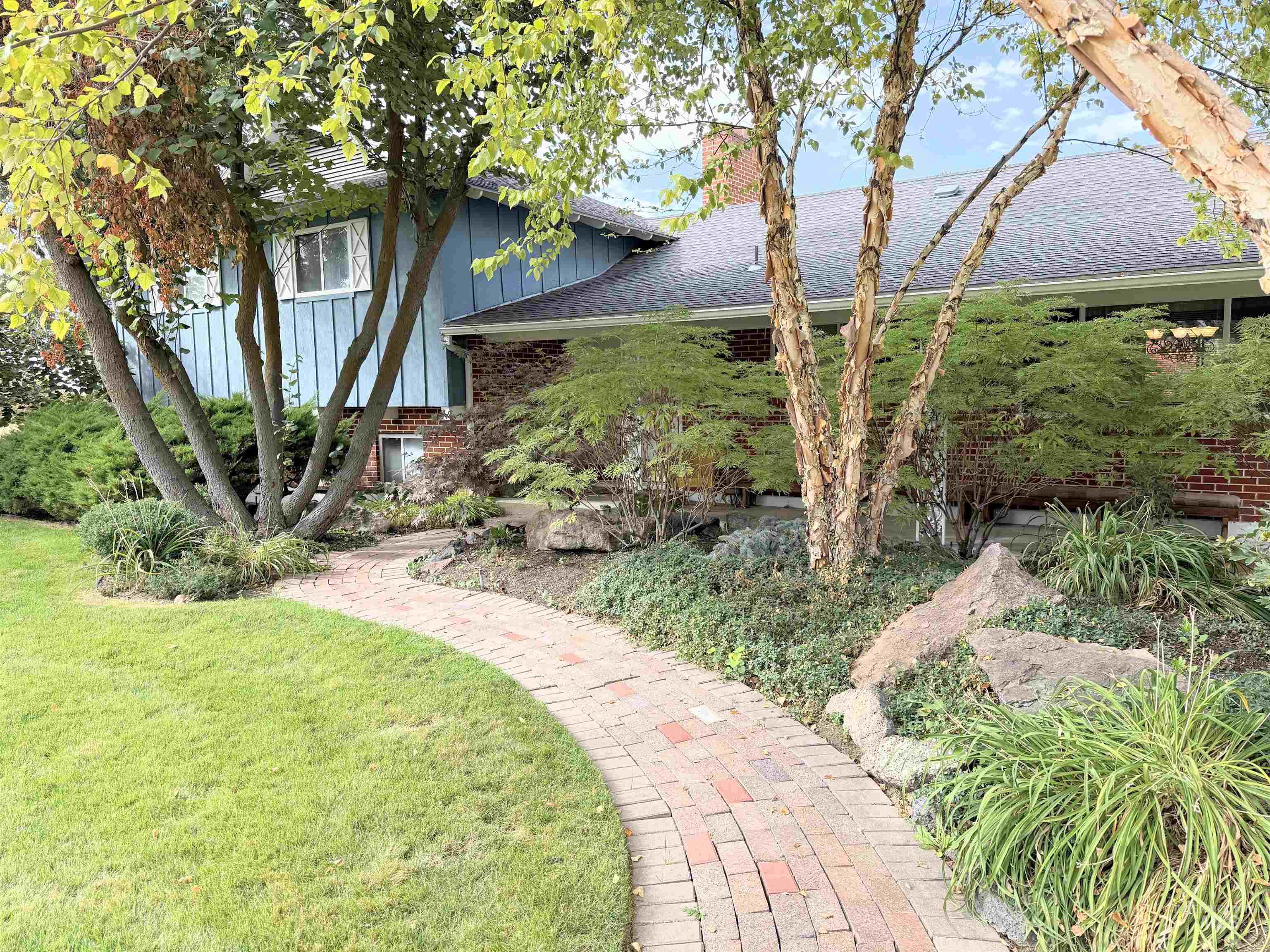 2630 E Franklin Property Photo 3