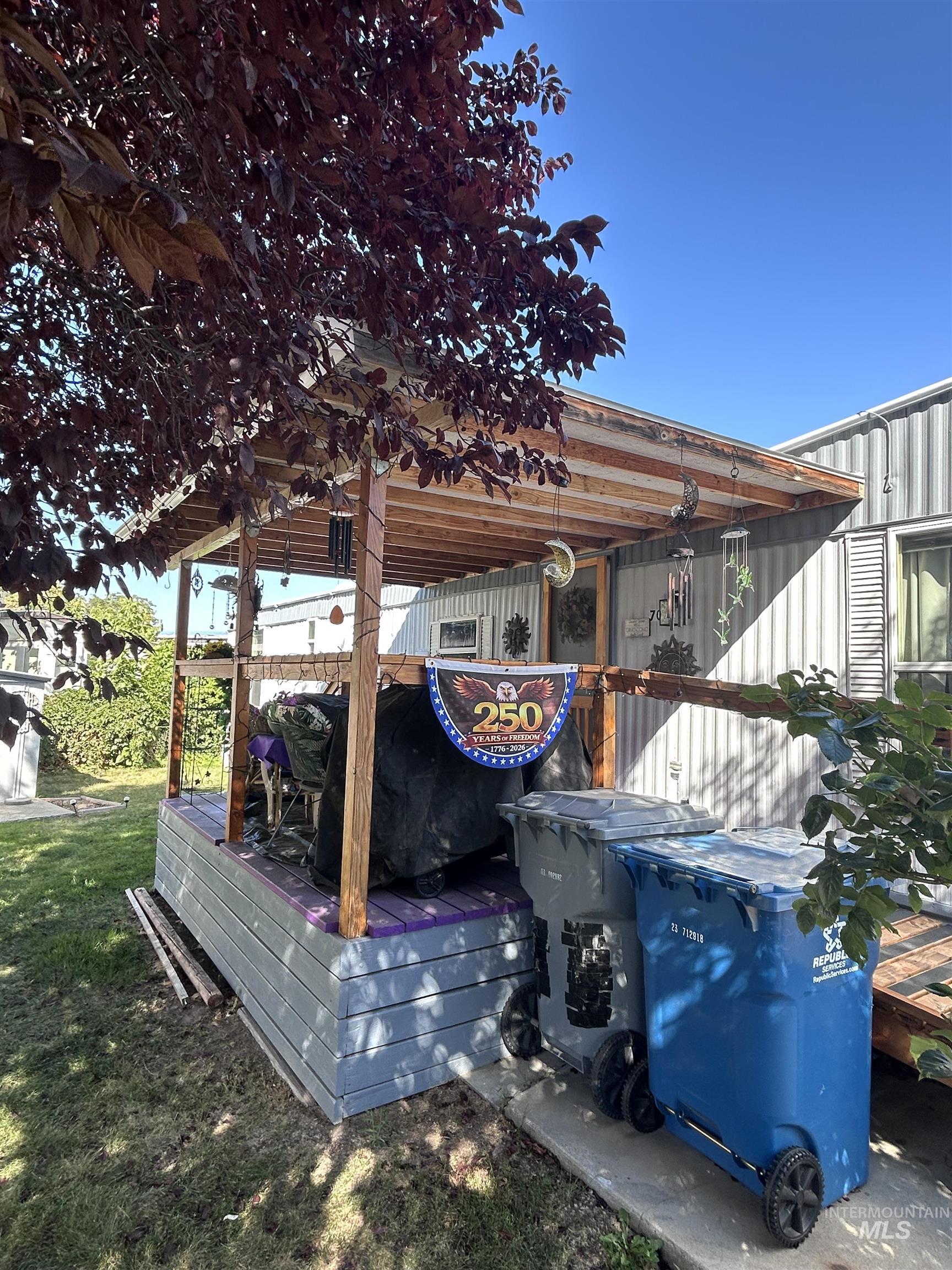 2205 E Linden St Property Photo 4