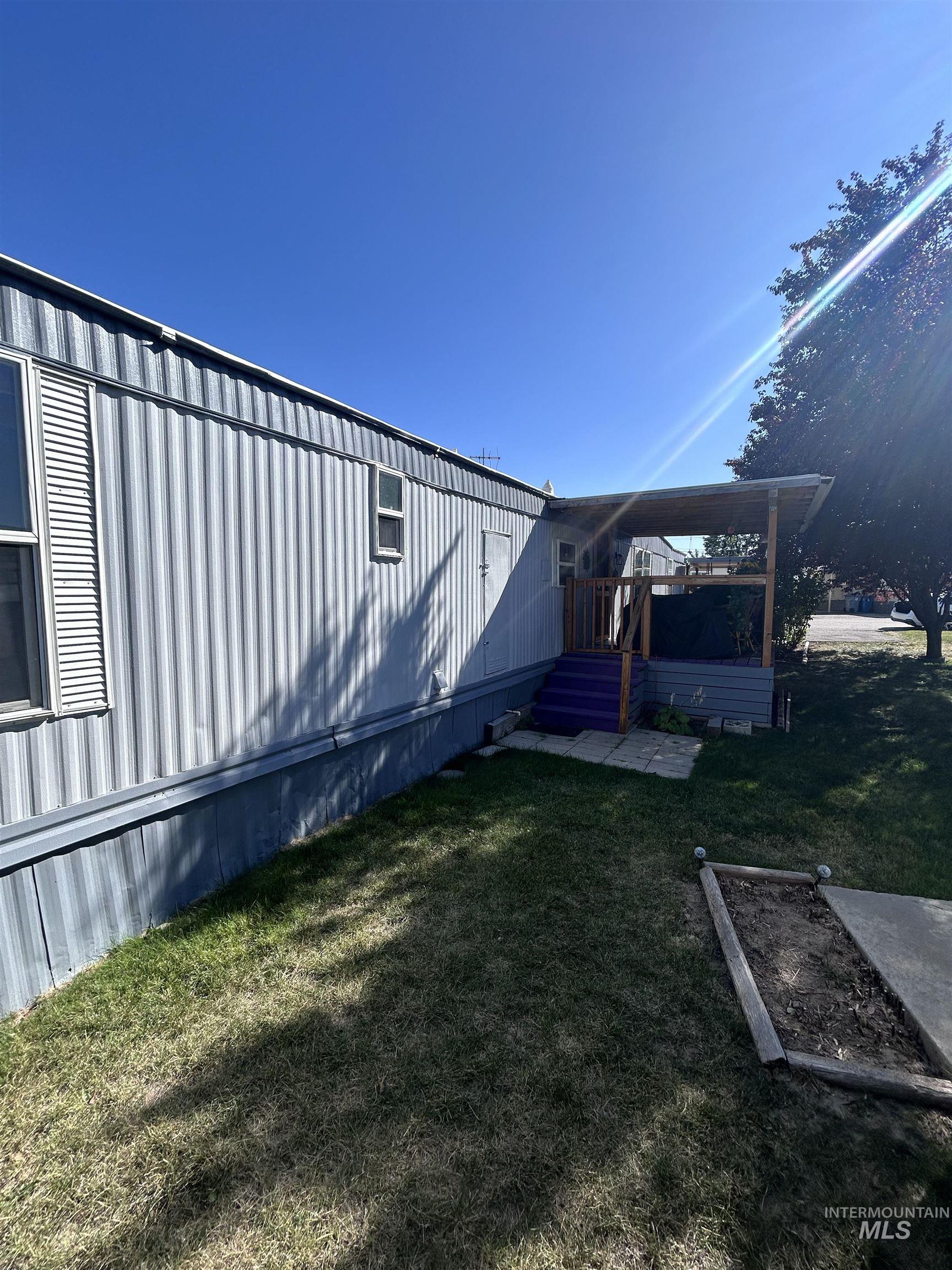 2205 E Linden St Property Photo 5