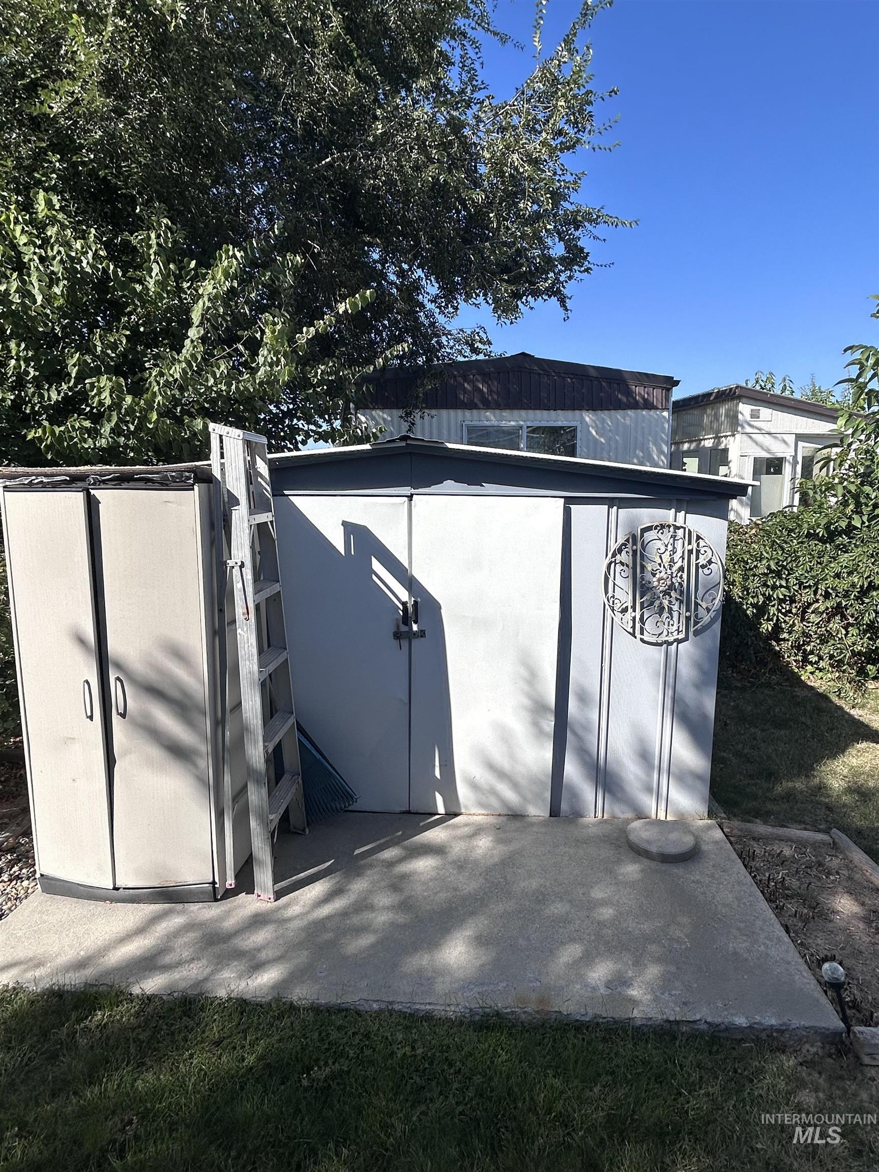2205 E Linden St Property Photo 7