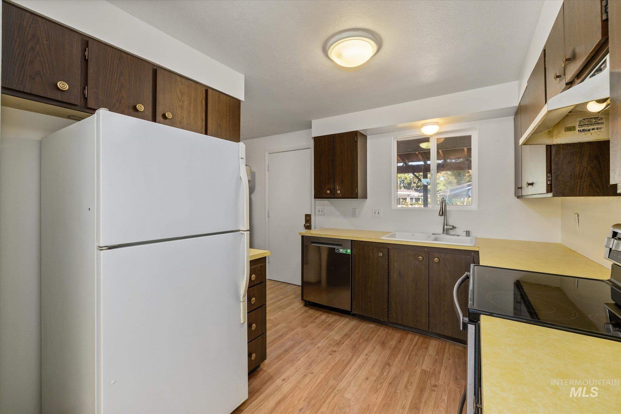 606 W Lawndale Dr Property Photo 16