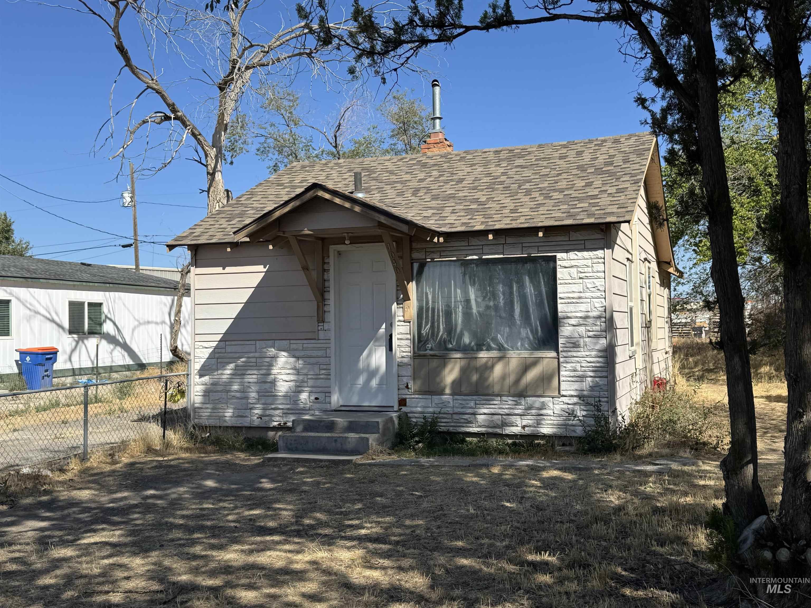 1040 2nd Ave W Property Photo 1