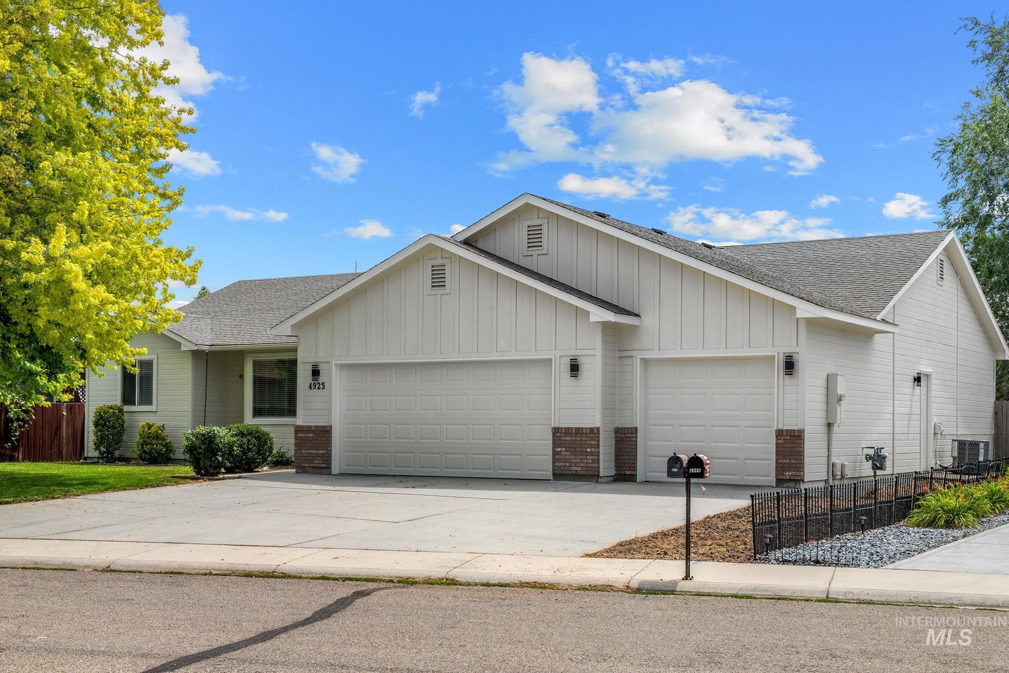 4925 W Tournament Dr Property Photo 2