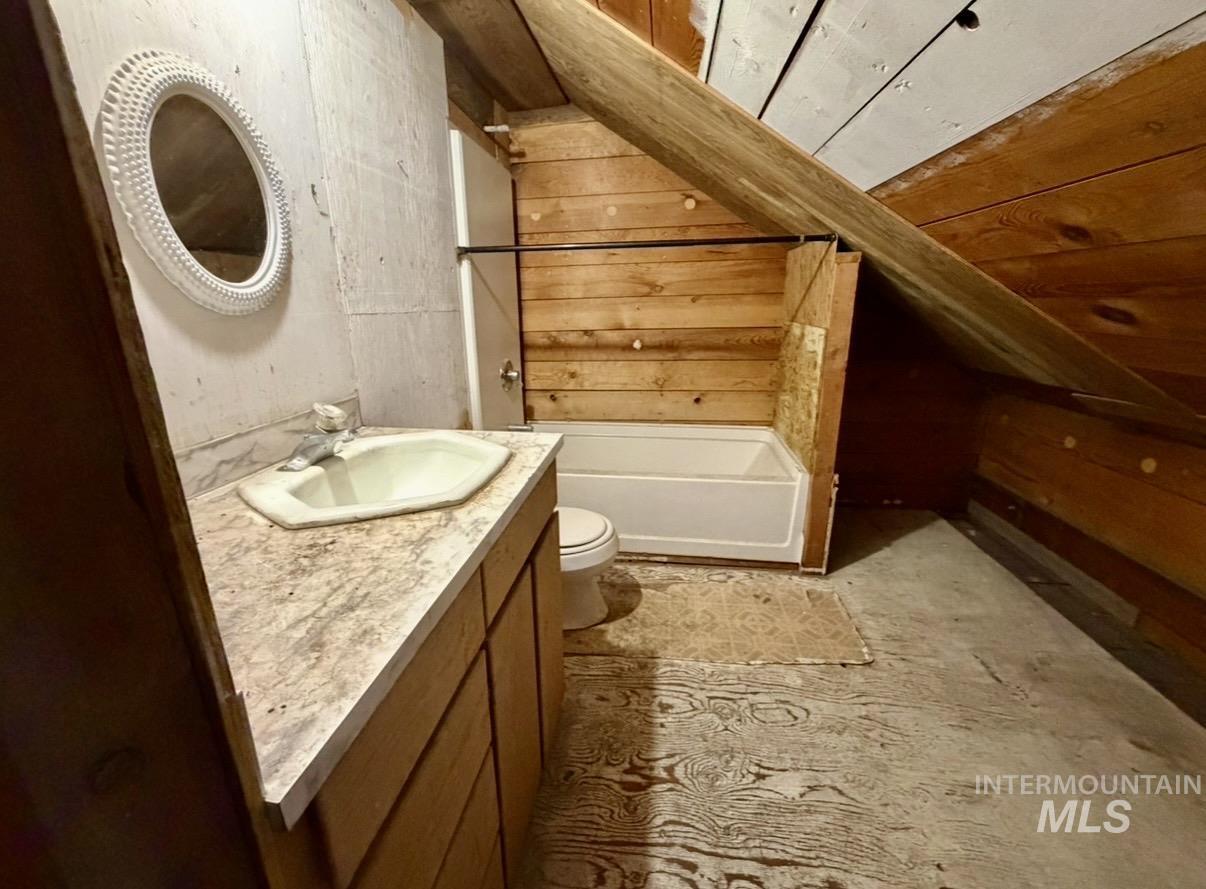 2454 Riverside Drive Property Photo 14
