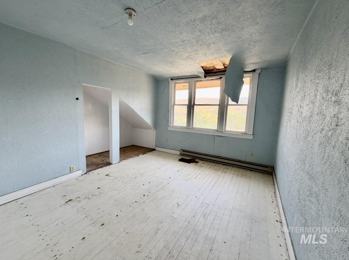 2454 Riverside Drive Property Photo 16