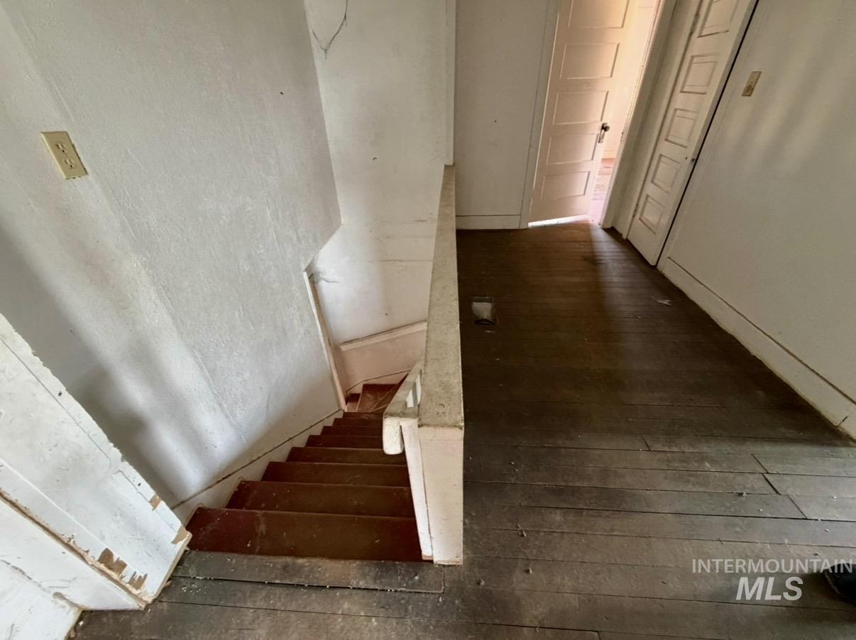 2454 Riverside Drive Property Photo 17