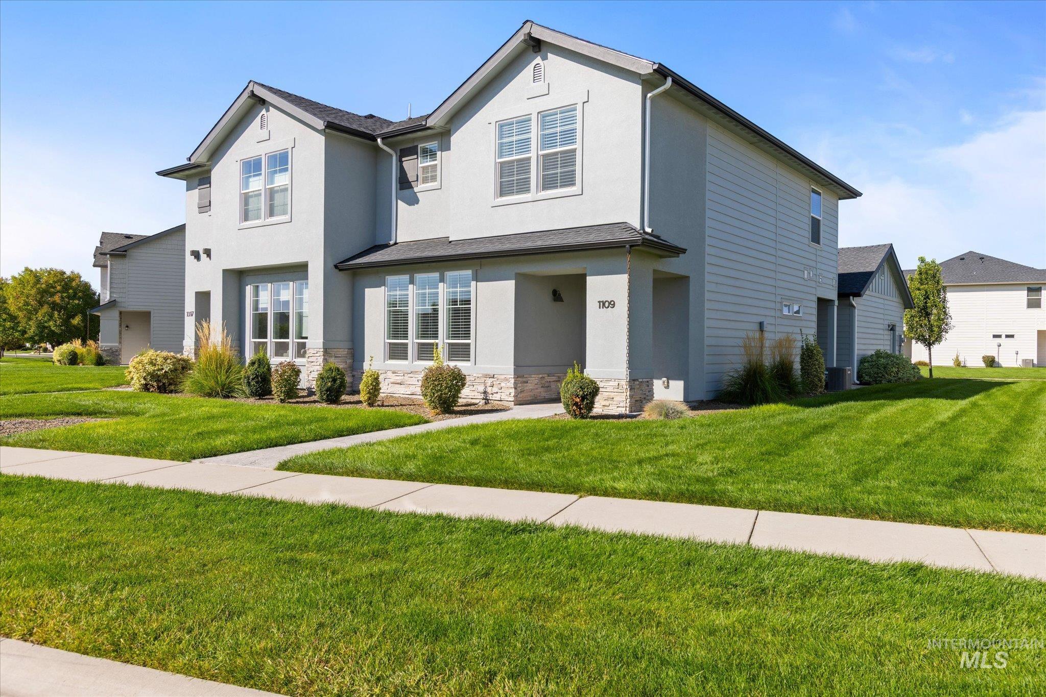 1109 N World Cup Ln Property Photo 2