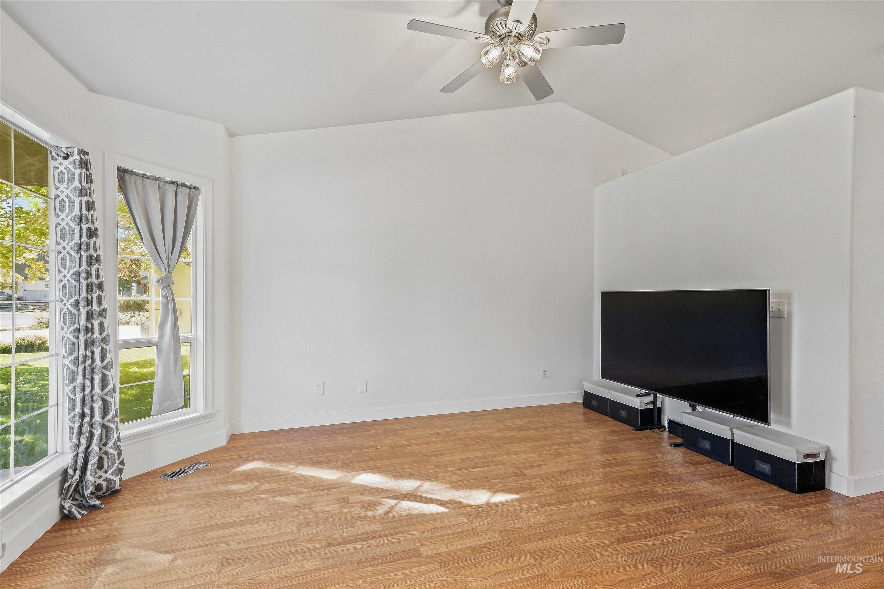 1087 S New Summer Ave Property Photo 2