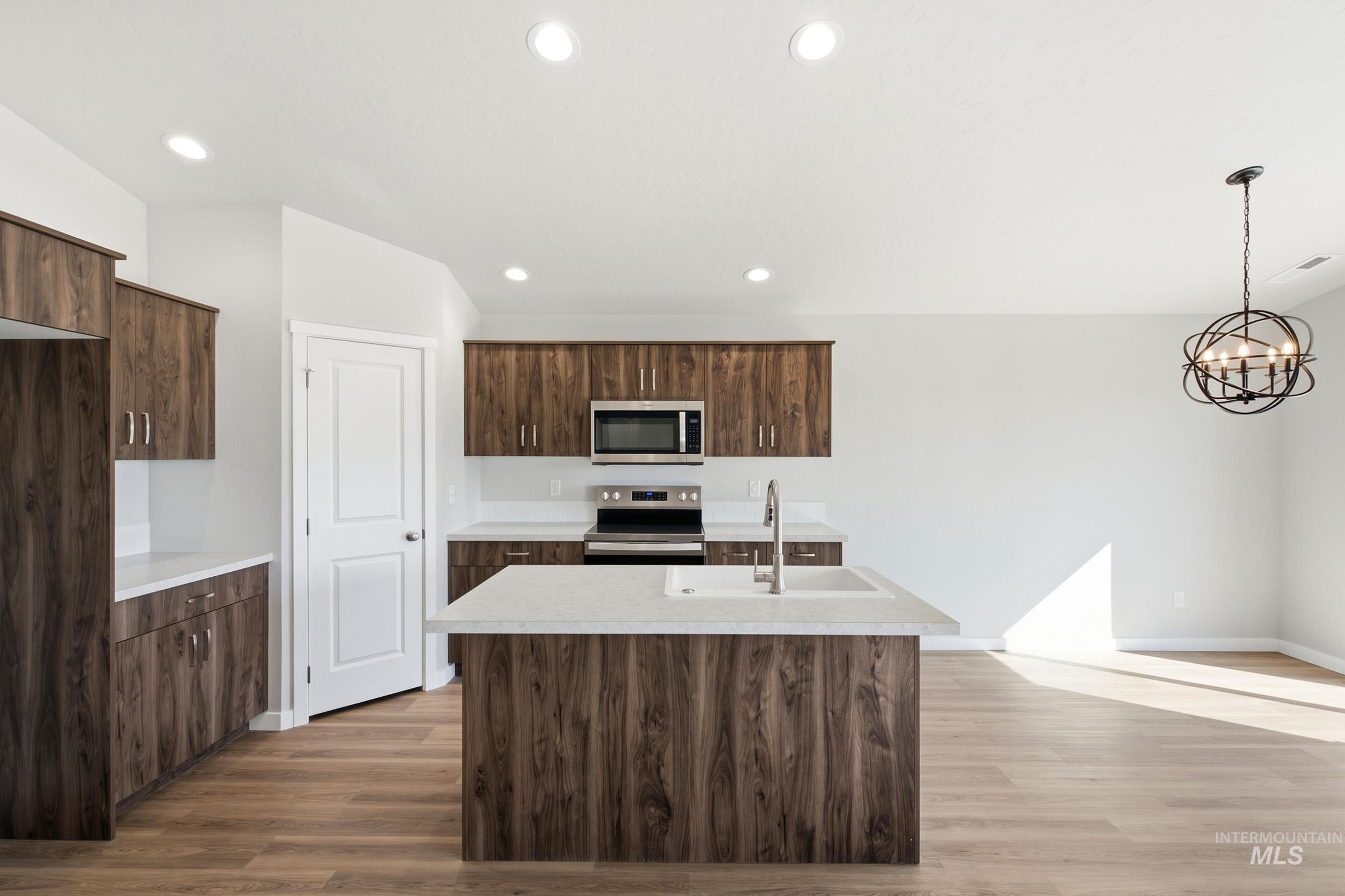 4468 S Amsterdam Ave Property Photo 3